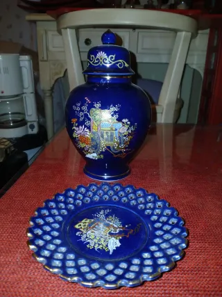 Jarrón y plato decorativo azul y dorado