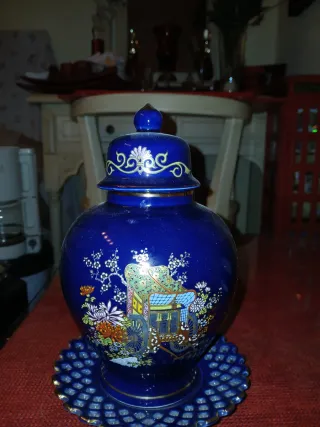 Jarrón y plato decorativo azul y dorado