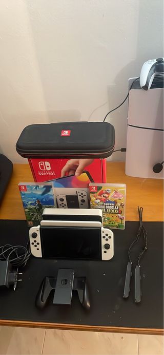 Nintendo Switch OLED bianco e nero