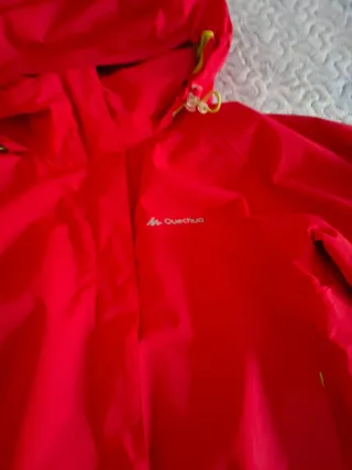 Chaqueta impermeable rosa fuerte