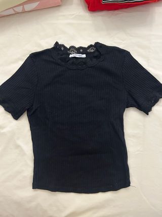 Camiseta Zara canalé negra con encaje