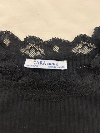 Camiseta Zara canalé negra con encaje
