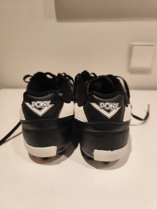 Botas de fútbol Pony negras y blancas talla 41