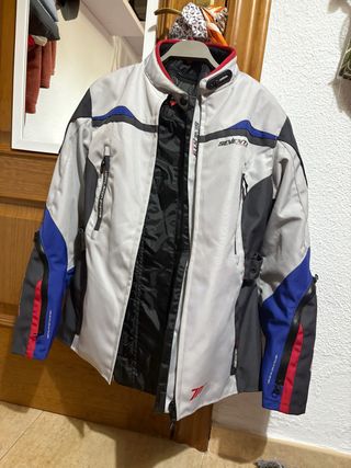 Chaqueta de moto SEVENTY de chica, talla M. 