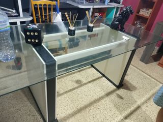 Mesa de cristal y madera