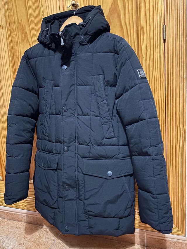 Abrigo negro acolchado con capucha