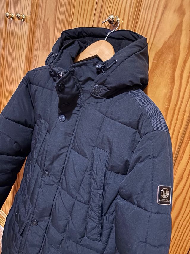 Abrigo negro acolchado con capucha