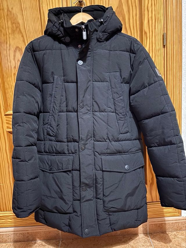 Abrigo negro acolchado con capucha