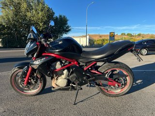 Kawasaki ER6N Negra y Roja