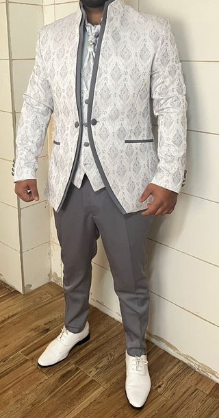 Traje de hombre gris y blanco