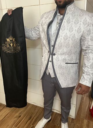 Traje de hombre gris y blanco