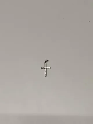 Cruz de acero con diamantes