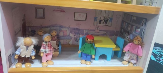 Casita de muñecas de madera