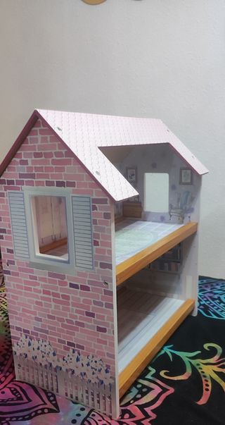 Casita de muñecas de madera