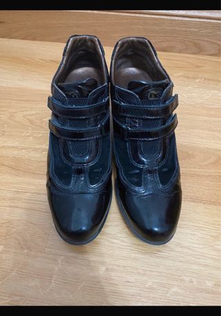 Zapatos de vestir negros con velcro