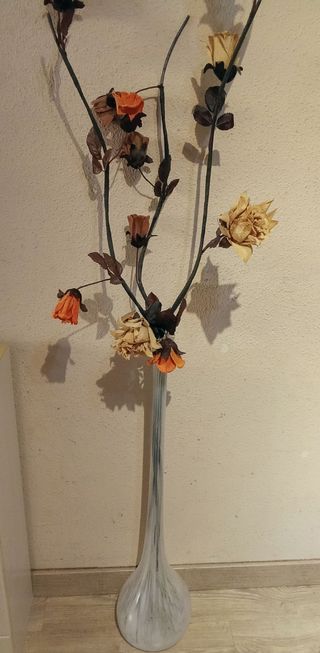 Jarrón de cristal alto con flores