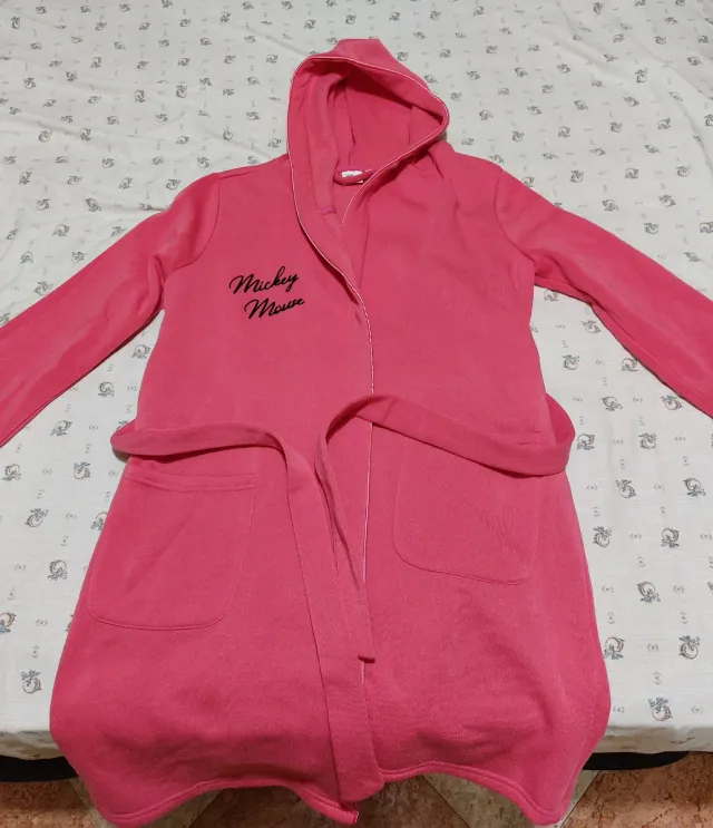 Bata rosa con capucha y cinturón