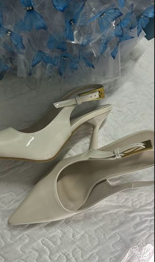 Zapatos de tacón blancos y dorados