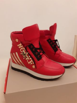 Botines deportivos rojos con detalles dorados