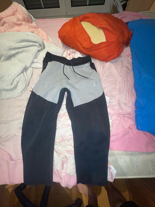 Pantaloni Nike Tech Fleece grigi e neri