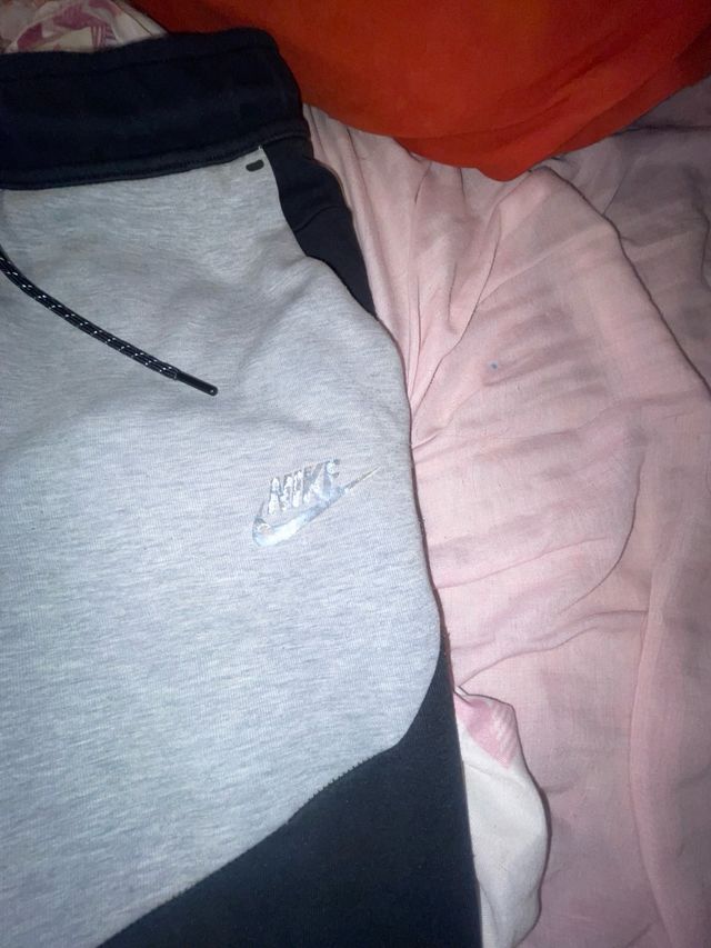 Pantaloni Nike Tech Fleece grigi e neri