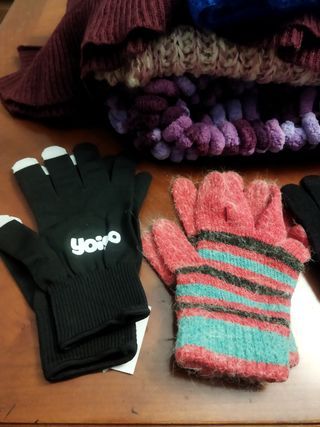Lote guantes y bufandas