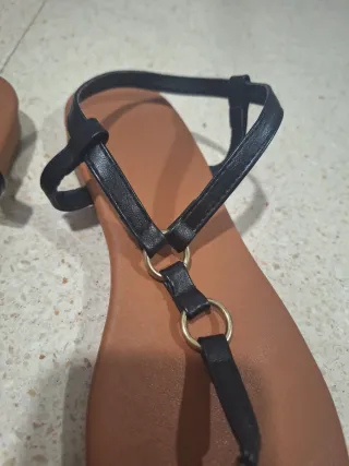 Sandalias negras con detalle dorado
