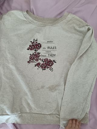 Sudadera beige con estampado floral