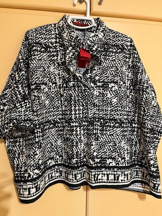 Blusa tipo casaca Carolina Herrera Talla L