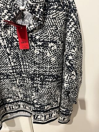 Blusa tipo casaca Carolina Herrera Talla L