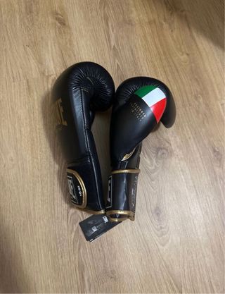 Guantes de Boxeo Leone Negros y dorados 10 OZ