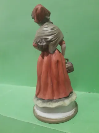 Figura de porcelana mujer con cesta