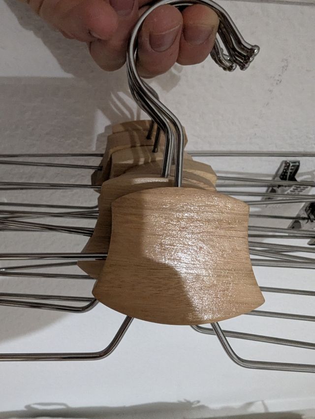 8 Perchas de madera y metal para pantalones