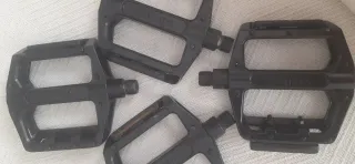 Pedales anchos aluminio MTB / BMX + calapiés