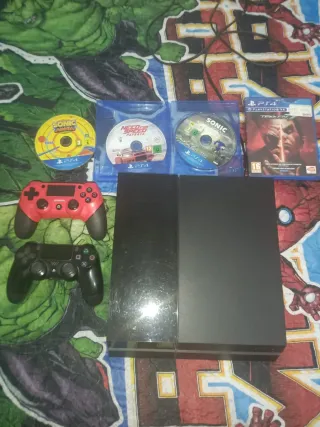 PS4 (PlayStation 4) con 2 mandos y 4 juegos