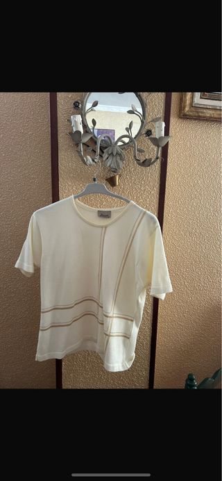 Camiseta beige y dorada con detalles
