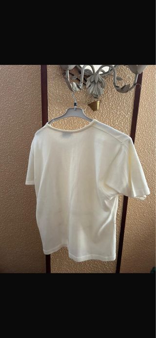 Camiseta beige y dorada con detalles