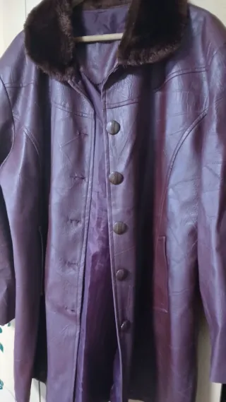 Chaquetón sintético burdeos con cuello de pelo