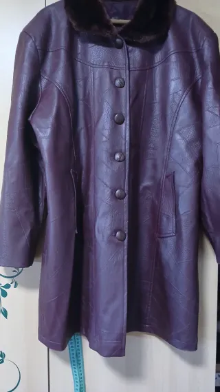 Chaquetón sintético burdeos con cuello de pelo