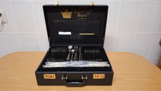 Conjunto de talheres para 12 pessoas. Dourado.