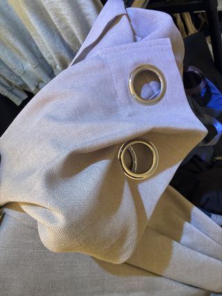 Tende beige e grigie con occhielli