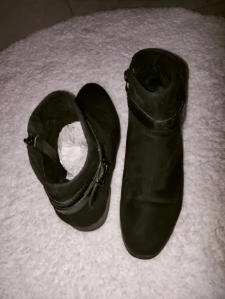 Botines negros con detalle serpiente