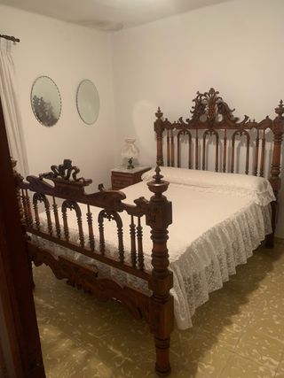 Cama de madera antigua