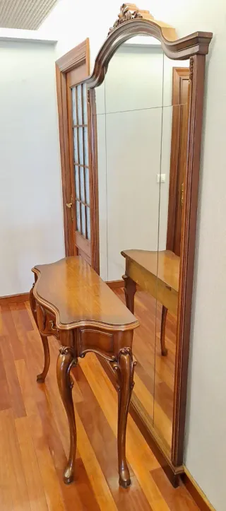 Consola y espejo de madera noble