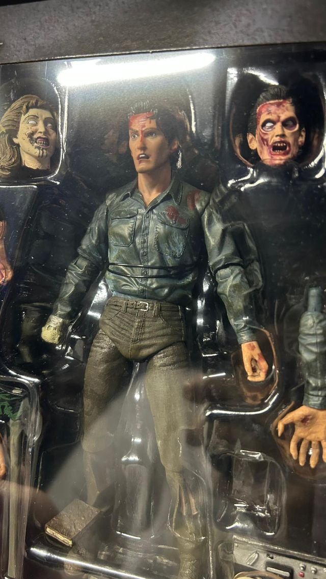 Neca Evil Dead 2 Ash Figura Coleccionable