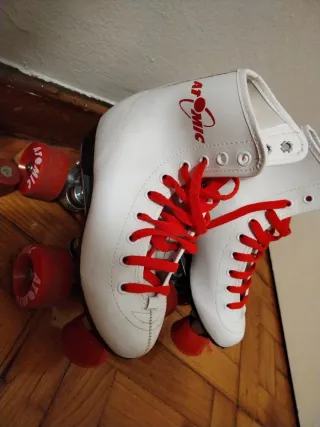 Patines Atomic Talla 33 Blancos y rojos.