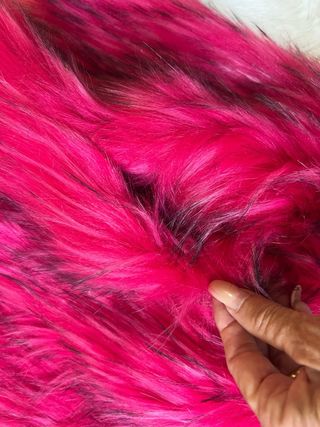 Abrigo pelo sintético rosa y negro