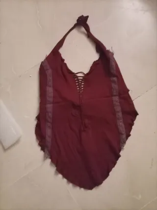 Top halter burdeos, rave. Pantalón boho y chandal