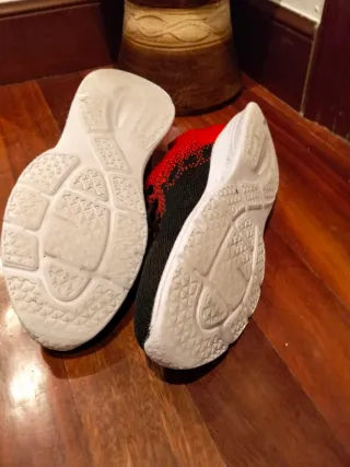 Zapatillas deportivas negras y rojas niño.
