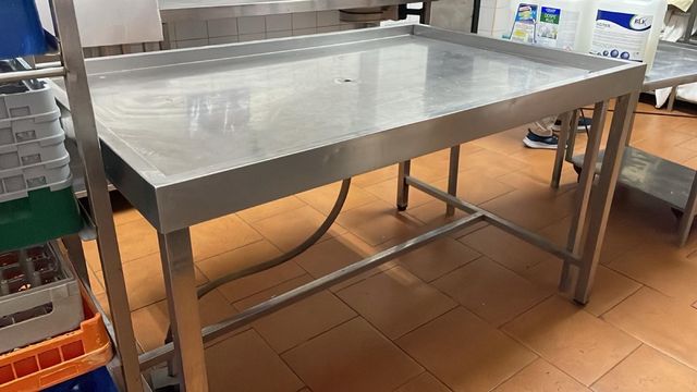 Mesa de acero inoxidable para vasos